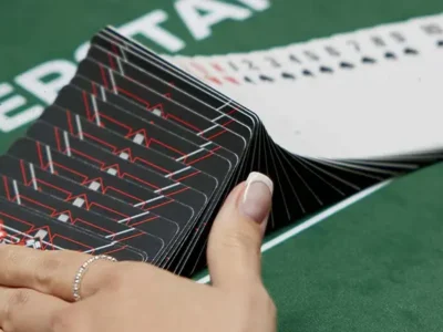 comment distribuer cartes au poker