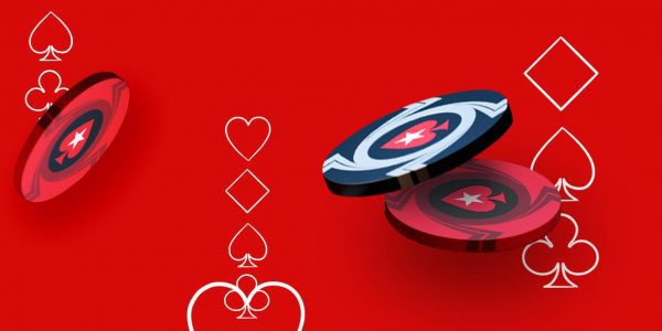 Gros plan sur des piles de jetons de poker multicolores lors d’un tournoi MTT