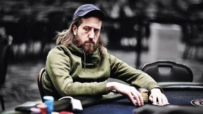 Joueur de poker concentré à une table pendant une partie.