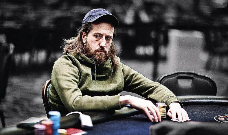 Joueur de poker concentré à une table pendant une partie.