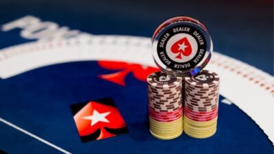 Edit Poker Article Positions au Poker : Guide Complet des Sièges et Stratégies Optimales · Poker Article Ctrl+K Save Warning notice There is an autosave of this post that is more recent than the version below. View the autosave Positions au Poker : Guide Complet des Sièges et Stratégies Optimales Avez-vous déjà remarqué comment certains joueurs semblent toujours agir en dernier pendant une main de poker ? Ce n'est pas un hasard. La position au poker est probablement l'aspect le plus sous-estimé du jeu, mais paradoxalement l'un des plus puissants. Et croyez-moi, maîtriser ce concept peut transformer complètement vos résultats. Comprendre l'importance de la position au poker Pourquoi la position est votre meilleur atout La position, c'est vraiment le nerf de la guerre au poker. Quand vous agissez après vos adversaires, vous disposez d'informations cruciales qu'ils n'ont pas. Imaginez jouer aux échecs en connaissant à l'avance le coup de votre adversaire... C'est exactement ça ! En position tardive, vous pouvez : Voler les blinds plus facilement Bluffer de manière plus rentable Prendre des décisions plus éclairées Contrôler la taille du pot J'ai souvent constaté que même des mains moyennes deviennent profitables simplement grâce à l'avantage positionnel. Une paire de 8 au bouton peut valoir plus qu'une paire de Valets jouée depuis l’UTG. Fou, non? Comment la position influence chaque décision Au poker, chaque jeton misé raconte une histoire. En position, vous êtes le dernier à ajouter votre chapitre, ce qui vous donne un contrôle énorme sur la narration. Vous pouvez choisir de checker derrière quand vous sentez du danger, ou d'appuyer sur l'accélérateur quand vous détectez de la faiblesse. La position affecte littéralement tout – vos éventails d'ouverture, vos stratégies de c-bet, vos décisions sur la river... Bref, tout. Un pro va jouer la même main différemment selon qu'il est en position ou hors position. Les positions au poker expliquées (table complète) Sur une table standard de 9 joueurs (full ring), les positions sont réparties comme suit : Les positions au poker Les positions au poker Positions Précoces (Early Position) Positions Précoces (Early Position) Under the Gun (UTG) C'est la position la plus ingrate du poker. Vous parlez en premier pré-flop et vous êtes le plus éloigné du bouton. Depuis l’UTG, soyez sélectif – très sélectif. Pensez aux paires hautes, AK, AQ, et laissez tomber toutes ces mains marginales qui vous mettent dans des situations compliquées. Personnellement, je joue environ 12% de mes mains depuis l’UTG. Certains pros descendent jusqu'à 8%. Mais soyons honnêtes – quand vous débutez, mieux vaut pécher par excès de prudence. UTG+1 et UTG+2 Légèrement meilleures que l’UTG mais toujours des positions à aborder avec prudence. Vous pouvez ajouter quelques mains connectées de même couleur et quelques paires moyennes à votre éventail, mais restez discipliné. Positions Intermédiaires (Middle Position) Positions Intermédiaires (Middle Position) Lojack - Stratégie et mains optimales Anciennement appelée MP1 (middle position 1), le lojack marque la transition vers des positions plus confortables. Vous pouvez commencer à élargir votre gamme avec des connecteurs assortis (89s, 9Ts), des petites paires, et des As de moindre qualité. Le lojack est cette position où vous commencez à pouvoir voler les blinds occasionnellement, sans pour autant avoir l'aisance des positions tardives. Hijack - L'art de voler les positions tardives Le hijack est l'antichambre des positions de rêve. De nombreux pros commencent leurs manœuvres agressives à partir d'ici. Si les joueurs aux positions tardives ont tendance à se coucher facilement, le hijack devient un spot idéal pour lancer des attaques. En tournoi, quand les blinds augmentent, le hijack devient crucial pour maintenir votre stack. Vous pouvez y relancer avec environ 25-30% de vos mains si la table est serrée. Positions Tardives (Late Position) Positions Tardives (Late Position) Cutoff - La position pré-bouton Ah, le cutoff ! C'est ici que la magie commence vraiment. Si le bouton est le paradis du poker, le cutoff est son antichambre luxueuse. Vous n'avez que le bouton et les blinds après vous, ce qui vous donne une liberté considérable. Depuis le cut-off, vous pouvez : Ouvrir avec un éventail large (30-40% des mains) Relancer après qu'un joueur en position précoce a limpé Tenter des 3-bets légers contre les ouvertures du hijack C'est la position où l'on commence à jouer réellement offensif, et où la valeur de position compense souvent la force relative des mains. Bouton (Dealer) - La position idéale Le Saint Graal des positions. Assis derrière le bouton, vous avez atteint le nirvana positionnel. Vous parlez en dernier après le flop et disposez d'informations maximales. Au bouton, on peut ouvrir jusqu'à 50% des mains (voire plus contre des adversaires serrés). Des mains comme K5s ou 86s, normalement injouables depuis l’UTG, deviennent rentables grâce à l'avantage positionnel. Un conseil que mon mentor m'a donné: "Quand tu doutes sur le bouton, relance". Il exagérait un peu, mais l'idée est là. Les Blinds Les Blinds Petite Blind - Naviguer dans une position difficile La petite blinde (small blind) est un cas particulier. Vous avez déjà investi une demie-blinde, mais vous parlerez en premier post-flop – le pire des deux mondes ! En petite blinde, soyez particulièrement sélectif quand vous complétez face à un limpeur. Contre une relance, à moins d'avoir une main forte, le fold est souvent votre ami. Et si tout le monde a passé jusqu'à vous, un steal (vol) contre la grosse blinde peut être profitable. Grosse Blind - Stratégies de défense efficaces En grosse blinde (big blind), vous avez le désavantage positionnel, mais l'avantage d'avoir déjà investi. Cela modifie complètement la math du poker. Face aux vols du bouton et du cutoff, défendez-vous plus largement qu'ailleurs – mais attention aux pièges post-flop où vous jouerez systématiquement hors position. Positions au poker en format 6-Max En 6-max (table à 6 joueurs), chaque position devient relativement plus tardive. L’UTG en 6-max équivaut presque au lojack en full ring. Résultat? Vos éventails de mains (ranges) s'élargissent considérablement. Le jeu 6-max est généralement plus agressif, avec des 3-bets (sur-relances) plus fréquents et des confrontations plus directes. La valeur de la position y est encore plus prononcée. Ajustement des ranges par position en 6-Max En 6-max, adaptez vos éventails comme suit : UTG : Jouez environ 20% de vos mains (contre 10-12% en full ring). MP : Élargissez jusqu'à 25-30%. CO : Ouvrez facilement 40-45% des mains. BTN : Jusqu'à 60% des mains peuvent être jouables. Stratégies avancées par position Eventails d'ouverture recommandés par position Pour simplifier, voici une approche de base pour chaque position : UTG : Paires 77+, ATs+, KQs, AJo+. MP : Paires 55+, A9s+, KTs+, QJs, ATo+. CO : Paires 22+, A5s+, KTs+, QTo+, connecteurs assortis. BTN : Pratiquement toutes les paires, Ax, connecteurs, cartes assorties. SB : Similaire au CO mais avec prudence, car vous serez OOP (hors de position).. BB : Défendez largement, mais soyez conscient du désavantage positionnel. Ajuster sa stratégie selon le type d'adversaires Face à des joueurs serrés, volez plus souvent. Contre des calling-stations (machines à suivre), réduisez vos bluffs et valorisez davantage vos mains fortes. La beauté du poker vient de sa flexibilité. La position vous donne le cadre, mais c'est à vous d'adapter votre jeu aux adversaires. Exploiter la position post-flop Post-flop, l'avantage positionnel devient encore plus flagrant. En position, vous pouvez : Faire des continuation bets plus rentables Float (suivre avec l'intention de bluffer plus tard) efficacement Extraire plus de valeur avec vos mains fortes Abandonner à moindre coût quand vous ratez le board Questions fréquentes sur les positions au poker Quelle est la meilleure position au poker ? Sans surprise, le bouton est la position optimale. Vous parlez en dernier post-flop et avez toutes les informations pour décider. Des études montrent que le ROI (retour sur investissement) au bouton peut être jusqu'à 4 fois supérieur à celui UTG pour un même joueur. Comment jouer efficacement depuis la petite blind ? Limitez vos pertes ! La small blind est un gouffre financier pour la plupart des joueurs. Soyez très sélectif, et n'hésitez pas à sur-relancer ou vous coucher, plutôt que de compléter qui vous place dans des situations difficiles post-flop. Quelles mains jouer depuis le lojack ? Le lojack permet d'élargir un peu: 88+, ATs+, KQs, AJo+ sont des bases solides. Vous pouvez y ajouter quelques connecteurs assortis comme 89s ou T9s contre des tables serrées. Alors, prêt à utiliser la position comme votre arme secrète ? Souvenez-vous que dans le poker moderne, comprendre et exploiter la position peut faire toute la différence entre un joueur qui gagne autant qu’il perd, et un véritable gagnant. Alors la prochaine fois que vous recevez K9o au bouton, souriez – vous pourriez bien tenir un trésor positionnel ! LECTURE COMPLÉMENTAIRE Comprendre "Le Cut-Off" au poker Comprendre « Le Hijack » au poker Comprendre « Le Bouton » au poker Move upMove downToggle panel: Yoast SEO SEO Readability Schema Social Focus keyphraseHelp on choosing the perfect focus keyphrase(Opens in a new browser tab) Get related keyphrases(Opens in a new browser tab) Search appearance Determine how your post should look in the search results. Preview as: Mobile resultDesktop result Url preview: PokerStars Learn FR pokerstarslearn.fr› poker › learn › news › quest-ce-que-la-position-au-poker SEO title preview: Qu'est-ce que la position au poker ? - PokerStars Blog Meta description preview: May 29, 2023 － Tout ce que vous avez toujours voulu savoir sur la position au poker sans jamais oser le demander. Pourquoi pas. SEO title Use AI Insert variable Qu'est-ce que la position au poker ? - PokerStars Blog Slug quest-ce-que-la-position-au-poker Meta description Use AI Insert variable Tout ce que vous avez toujours voulu savoir sur la position au poker sans jamais oser le demander. Pourquoi pas. SEO analysisEnter a focus keyphrase to calculate the SEO score Premium SEO analysis Premium Add related keyphrase Premium Track SEO performance Internal linking suggestions Premium Cornerstone content Advanced Move upMove downToggle panel: Geo IP - Restrict Activate Geo-Blocking On Off Activate geo-blocking. Move upMove downToggle panel: Hreflang Tags Alternative URL Language Selector x-default Remove Add Row Poker Article Block Positions au Poker : Guide Complet des Sièges et Stratégies Optimales Set featured image Add an excerpt… 1,346 words, 7 minutes read time. Last edited il y a 5 minutes. Status Published Publish Immediately Link /quest-ce-que-la-position-au-poker Author Giovanni Angioni Template Default template Move to trash Yoast SEO Readability analysis: Good SEO analysis: Needs improvement Improve your post with Yoast SEO Catégories Move upMove downToggle panel: Poker Article - Contents Contents Title * Anchor * Add Row Move upMove downToggle panel: Poker Article - Header Image Header Image Override the default header image on article Move upMove downToggle panel: Poker Article - Related Related Posts Move upMove downToggle panel: Poker Article - Store Banner Hide Store Banner Hide Show Override Store Banner Link Yes No Move upMove downToggle panel: Poker Article - Subtitle Subtitle Tout ce que vous avez toujours voulu savoir sur la position... au poker Move upMove downToggle panel: Post - Co Authors Co Authors Author * Add Row Move upMove downToggle panel: Post - Design Remove Featured Image Overlay Remove Featured Image Overlay Move upMove downToggle panel: Post - Featured Featured Make post featured Open save panel Poker Article NotificationsLink inserted. Select FilesSelect FilesSelect FilesSelect FilesSelect Files Close dialog Featured image Upload filesMedia Library Expand Details Filter mediaFilter by type Images Filter by date All dates Smush: All images Search media Media list Showing 81 of 10080 media items Load more Attachment Details Positions-au-Poker-Guide-Complet-des-Sieges-et-Strategies-Optimales.jpg 6 mai 2025 38 Ko 600 by 400 pixels Edit Image Delete permanently Alt Text Learn how to describe the purpose of the image(opens in a new tab). Leave empty if the image is purely decorative.Title Positions au Poker Guide Complet des Sièges et Stratégies Optimales Caption Description File URL: https://pokerstarslearn.fr/wp-content/uploads/2023/05/Positions-au-Poker-Guide-Complet-des-Sieges-et-Strategies-Optimales.jpg Copy URL to clipboard Smush 7 images reduced by 29,0 Ko (18.4%) Main Image size: 0,00 o Restore | View Stats Les champs obligatoires sont indiqués avec * Recadrer l’image mise en avant Régénérer les miniatures Selected media actionsSet featured image No file chosen