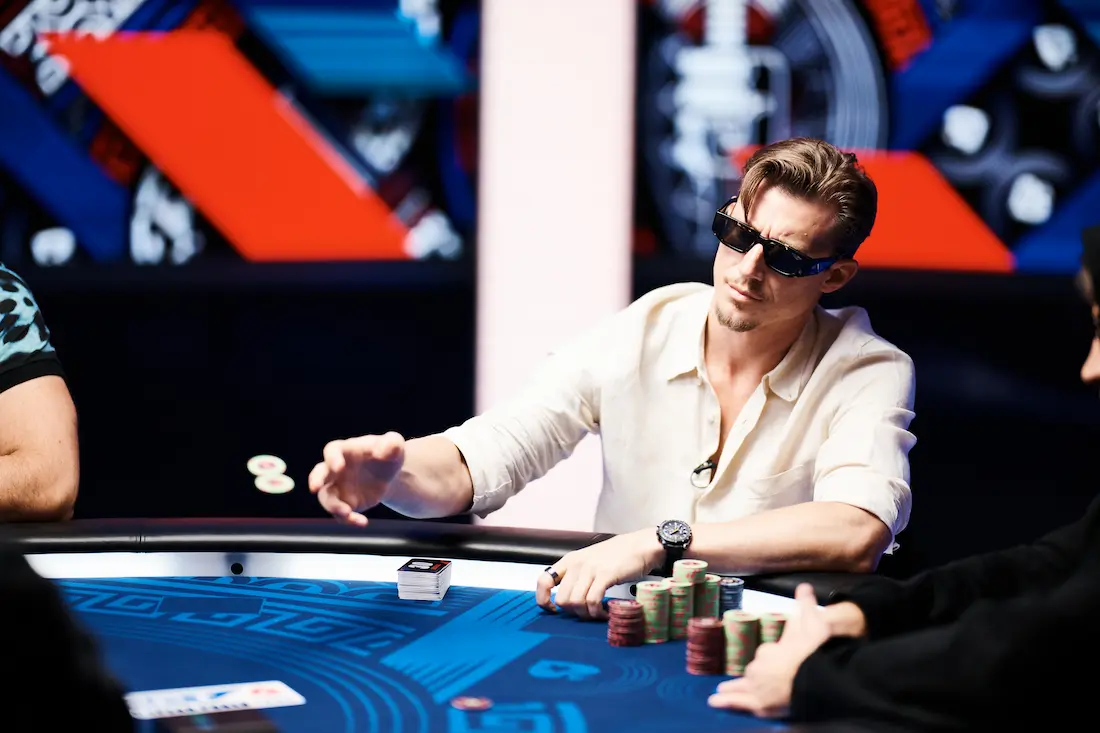 Joueur de poker concentré plaçant une mise, illustrant l'application d'une stratégie de jeu aux tables de micro-limites.