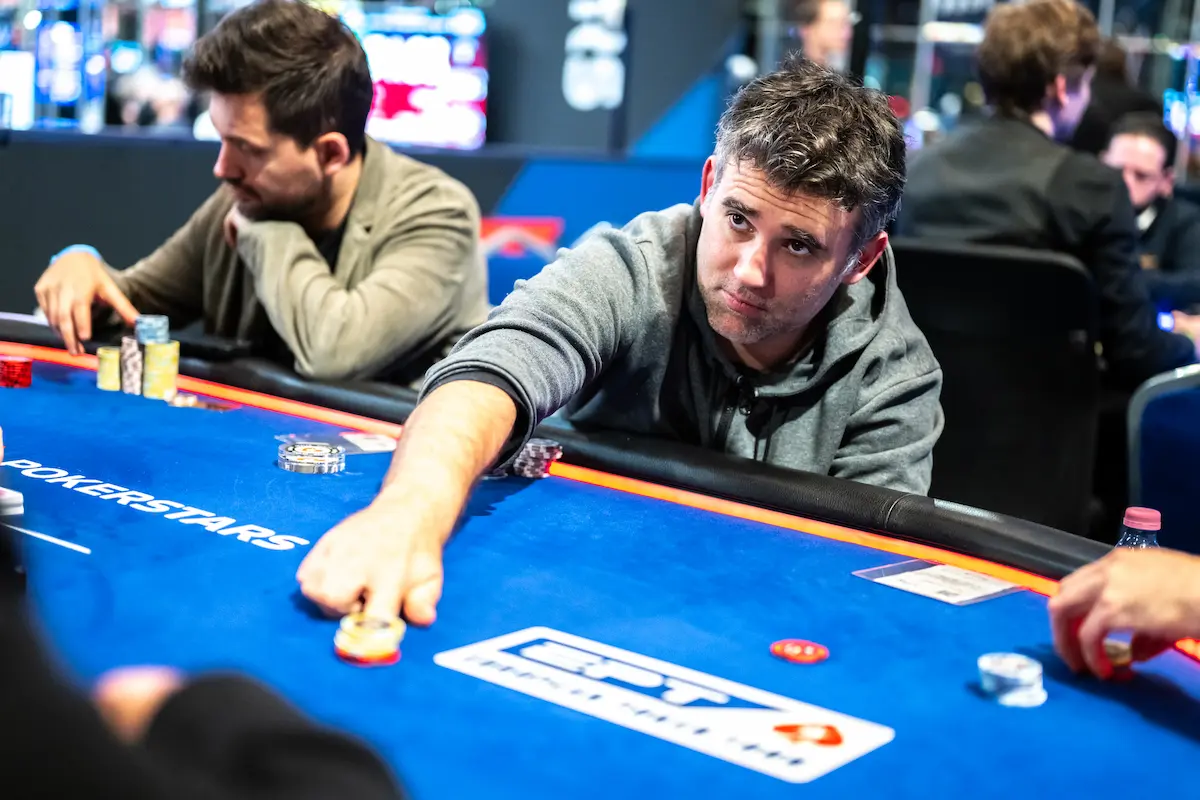 Joueur de poker concentré plaçant une mise, illustrant l'application d'une stratégie de jeu aux tables de micro-limites