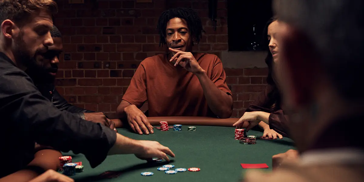 Un joueur de poker observe l'action pendant une main importante.
