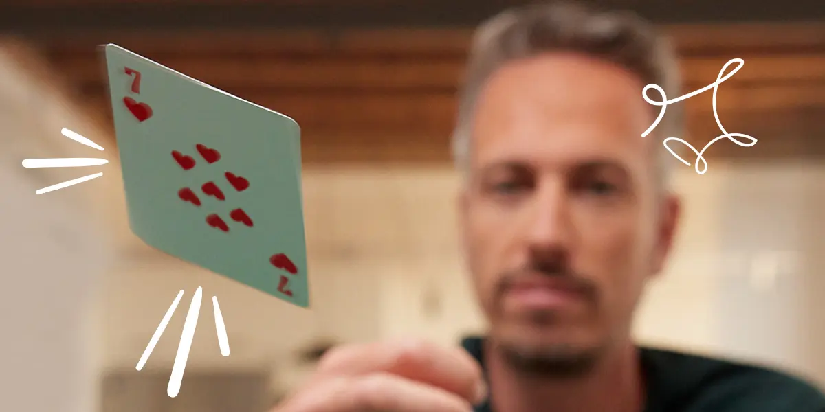 Un joueur passe à la rivière face à une grosse mise dans un cash game à micro-enchères.