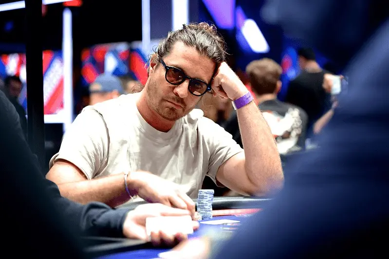 Comment un joueur peut-il gérer l'impact de la variance sur sa stratégie au poker ? Pour gérer la variance, vous devez jouer dans les limites de votre bankroll. Cela signifie que vous ne devez jouer que des parties où vous pouvez vous permettre de perdre de l'argent sans conséquences graves. Suivre vos résultats et revoir vos mains sur PokerStars peut également vous aider à voir si vos décisions sont bonnes, même lorsque la chance n'est pas de votre côté. La patience est la clé. Parfois, vous jouerez correctement et perdrez quand même. S'en tenir à une stratégie basée sur les mathématiques et les probabilités sera payant à long terme. Pourriez-vous donner un exemple pour illustrer le concept de variance au poker ? Imaginez que vous êtes sur PokerStars et que vous avez une paire d'as avant le flop. Statistiquement, vous êtes favori pour remporter la main. Cependant, il arrive parfois qu'un autre joueur avec des cartes plus faibles ait de la chance et vous batte. Ce « bad beat » est un exemple de variance. Même si vous avez pris la bonne décision, le résultat à court terme ne vous a pas été favorable. Quels outils les joueurs de poker peuvent-ils utiliser pour calculer et comprendre la variance de leur jeu ? Il existe plusieurs outils en ligne qui vous permettent de suivre vos gains et vos pertes, et d'analyser vos mains. L'outil d'historique des mains intégré à PokerStars est un moyen de revoir votre jeu et de comprendre vos fluctuations. Certains joueurs utilisent des tableurs ou des logiciels de poker spécialisés, tels que PokerTracker ou Hold'em Manager. Ces outils affichent vos résultats sur plusieurs sessions, ce qui vous aide à repérer les tendances liées à la variance. De quelle manière une variance élevée affecte-t-elle les résultats des parties de poker ? Une variance élevée signifie que vous connaîtrez des fluctuations plus importantes, à la hausse comme à la baisse, de votre bankroll. Cela peut parfois être excitant, mais cela peut aussi être stressant si vous n'êtes pas préparé à subir des pertes. Les joueurs peuvent gagner ou perdre plusieurs gros pots en peu de temps. Cela ne reflète pas toujours leur niveau de compétence, mais est souvent dû aux fluctuations normales du jeu. En quoi la variance diffère-t-elle entre les cash games et les tournois de poker ? Les cash games sur PokerStars ont généralement une variance plus faible que les tournois. Dans les cash games, vous pouvez acheter plus de jetons à tout moment et les pertes sont limitées à l'argent mis en jeu. Les tournois peuvent entraîner une variance beaucoup plus élevée. Un seul mauvais coup peut vous éliminer complètement. Les gains des tournois sont également « concentrés », de sorte qu'un petit nombre de joueurs remportent des prix importants, tandis que la plupart ne gagnent rien. Quelles stratégies peuvent aider les joueurs à faire face aux effets psychologiques de la variance au poker ? Il est important de rester calme et de se rappeler que les séries de défaites sont normales. Faire des pauses après des sessions difficiles sur PokerStars peut vous aider à vous ressourcer. Discuter avec d'autres joueurs, rejoindre des forums ou regarder des streams de poker peut également vous apporter un soutien utile. Noter vos décisions, et pas seulement les résultats, vous aide à rester concentré sur ce que vous pouvez contrôler.