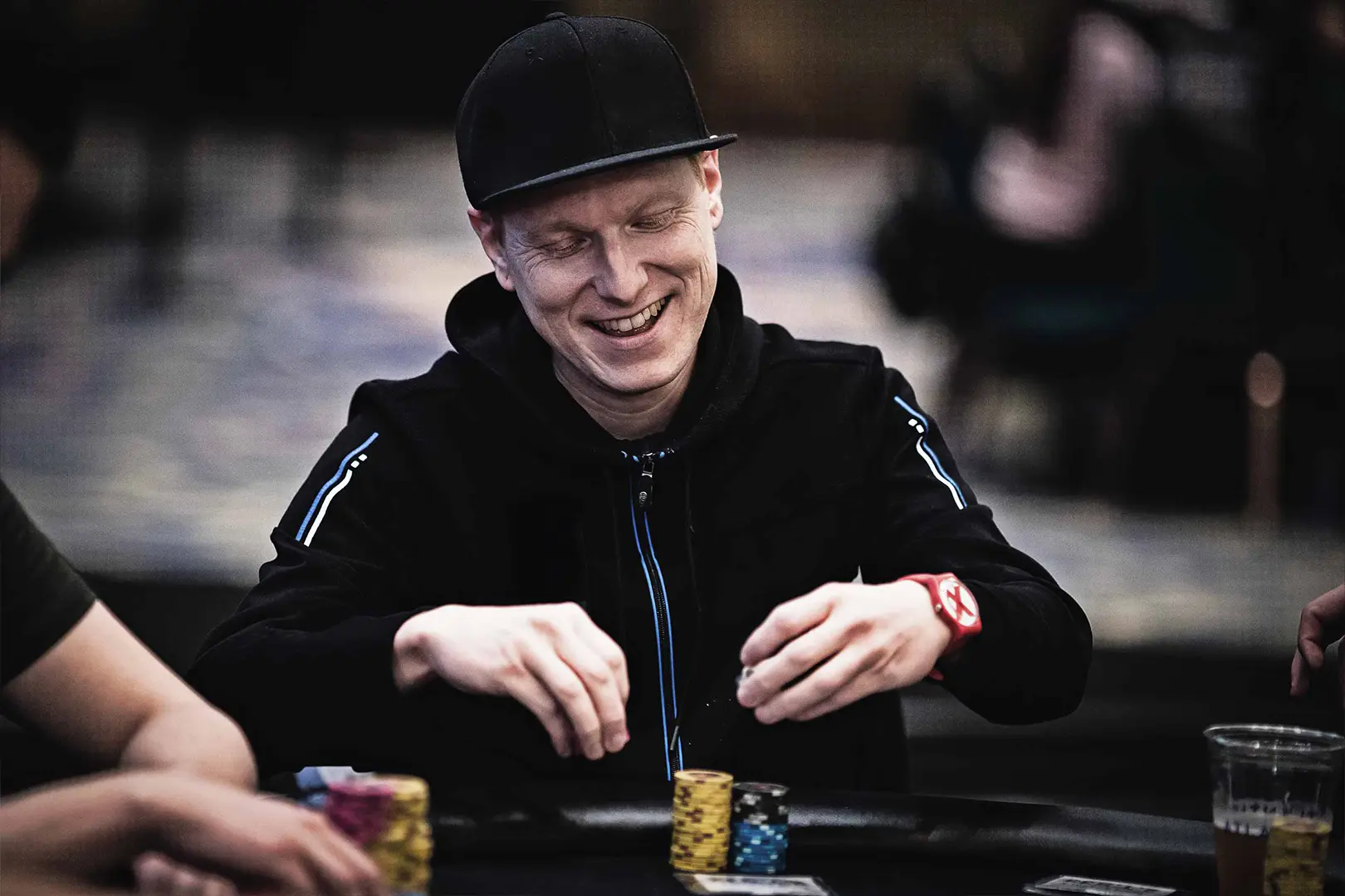 Joueur de poker professionnel en pleine réflexion au flop