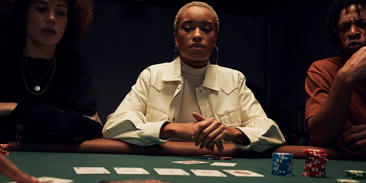 Un joueur de poker analyse une situation à la rivière pour gagner davantage d'argent en No Limit Hold'em.