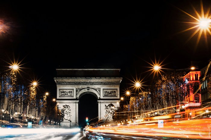 Champs-Elysées et Arc de Triomphe de nuit