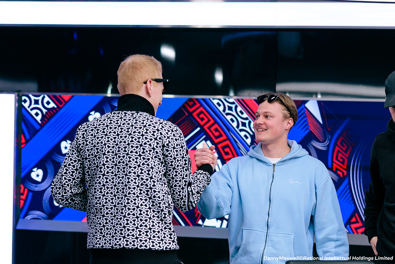 Casimir Seire félicité par Felix Schneiders