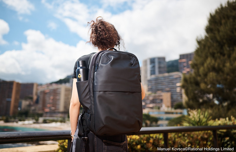 Backpacker joueur poker à Monte-Carlo