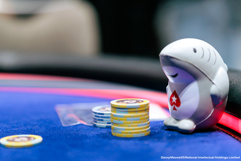 Requin PokerStars Sharky et ses jetons