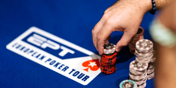 Main prenant des jetons EPT